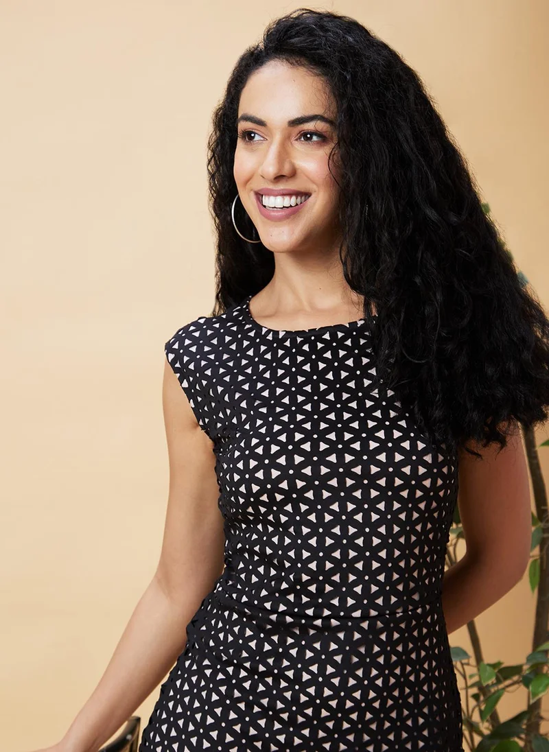 جلو باص فستان نسائي أسود مطبوع هندسي بدون أكمام من جلوبس